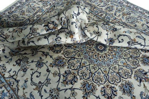 Surface texture of 2000s Kashan rug with natural Wool and intricate pattern