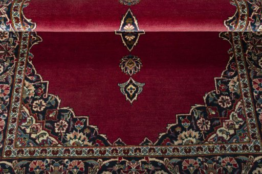 Close-up detail of 1930s Kashan rug from Iran / Persia showing Wool weave