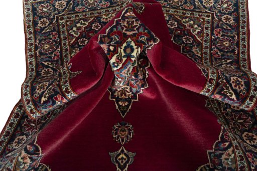 Surface texture of 1930s Kashan rug with natural Cotton and intricate pattern