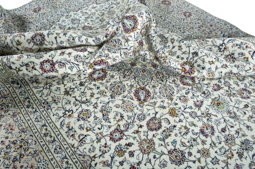 Surface texture of 2000s Kashan rug with natural Wool and intricate pattern
