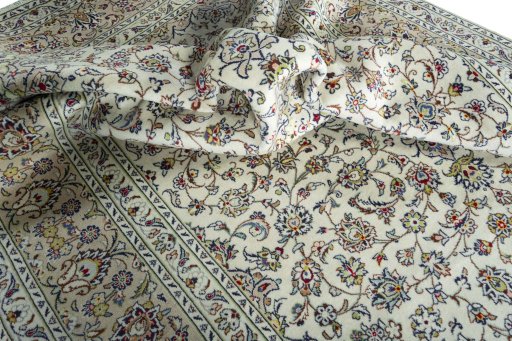 Surface texture of 2000s Kashan rug with natural Wool and intricate pattern