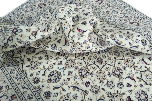 Surface texture of 2000s Kashan rug with natural Wool and intricate pattern