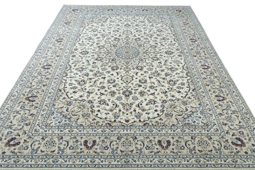 Surface texture of 2000s Kashan rug with natural Wool and intricate pattern