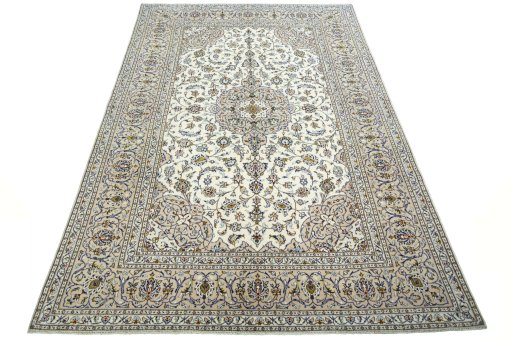 Surface texture of 2000s Kashan rug with natural Wool and intricate pattern