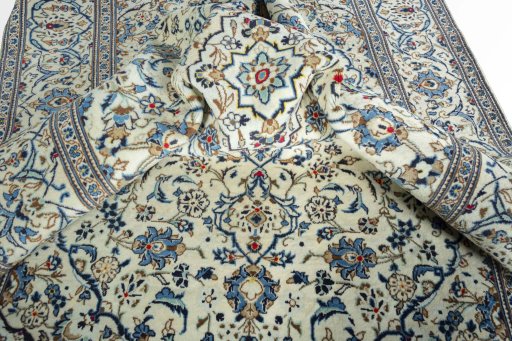 Surface texture of 2000s Kashan rug with natural Wool and intricate pattern