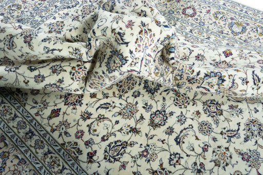 Surface texture of 2000s Kashan rug with natural Wool and intricate pattern
