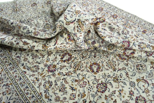 Surface texture of 2000s Kashan rug with natural Wool and intricate pattern