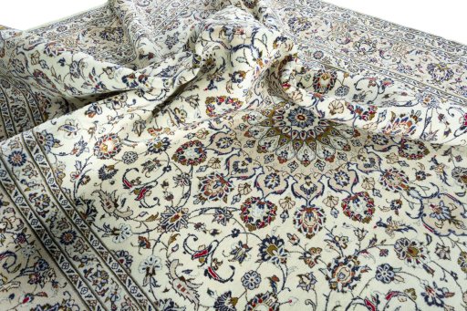 Surface texture of 2000s Kashan rug with natural Wool and intricate pattern