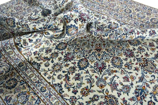 Surface texture of 2000s Kashan rug with natural Wool and intricate pattern