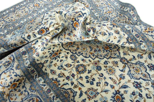 Surface texture of 2000s Kashan rug with natural Wool and intricate pattern