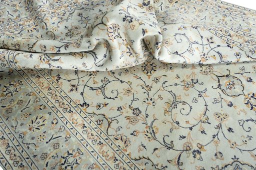 Surface texture of 2000s Kashan rug with natural Wool and intricate pattern