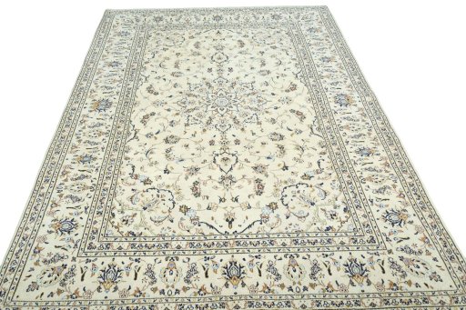 Surface texture of 2000s Kashan rug with natural Wool and intricate pattern