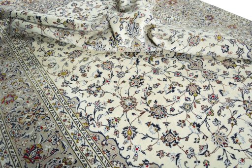 Surface texture of 2000s Kashan rug with natural Wool and intricate pattern