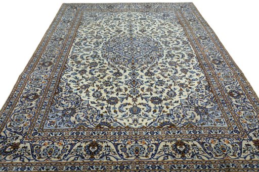 Surface texture of 2000s Kashan rug with natural Wool and intricate pattern