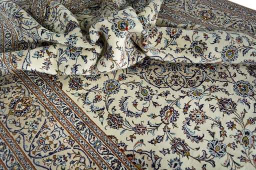Surface texture of 2000s Kashan rug with natural Wool and intricate pattern