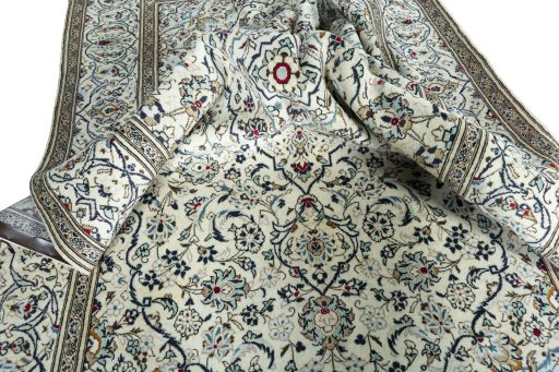 Surface texture of 2000s Kashan rug with natural Wool and intricate pattern