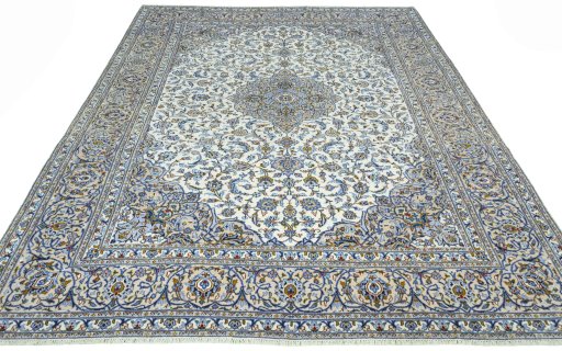 Surface texture of 2000s Kashan rug with natural Wool and intricate pattern