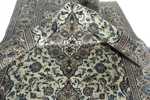 Surface texture of 2000s Kashan rug with natural Wool and intricate pattern