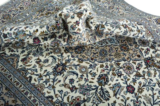 Surface texture of 2000s Kashan rug with natural Wool and intricate pattern