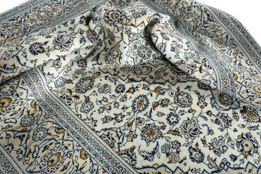 Surface texture of 2000s Kashan rug with natural Wool and intricate pattern