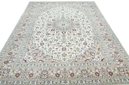 Surface texture of 2000s Kashan rug with natural Wool and intricate pattern