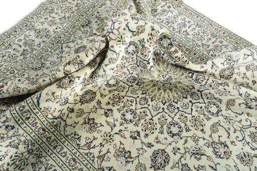 Surface texture of 2000s Kashan rug with natural Wool and intricate pattern
