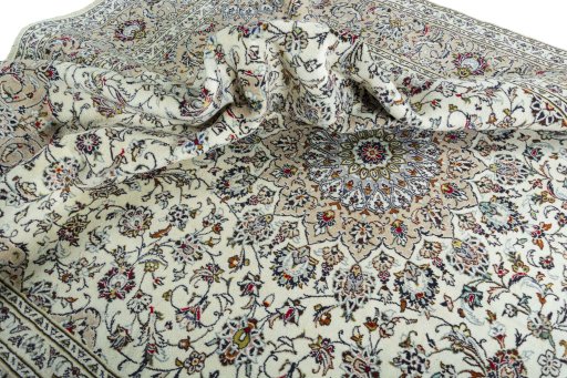 Surface texture of 2000s Kashan rug with natural Wool and intricate pattern