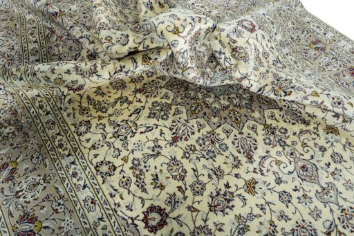 Surface texture of 2000s Kashan rug with natural Wool and intricate pattern