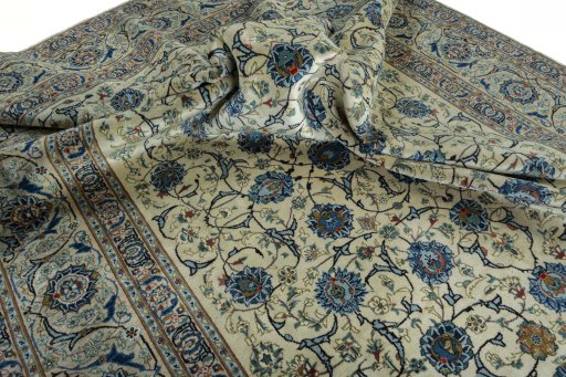 Surface texture of 2000s Kashan rug with natural Wool and intricate pattern