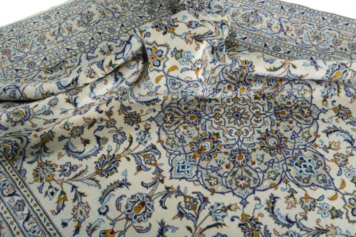 Surface texture of 2000s Kashan rug with natural Wool and intricate pattern