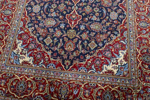 Close-up detail of New Kashan rug from Iran / Persia showing Cork weave
