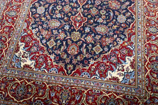Close-up detail of New Kashan rug from Iran / Persia showing Cork weave