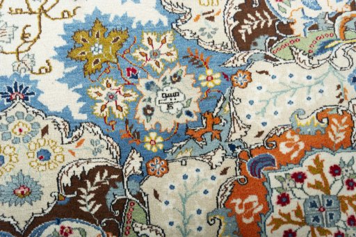 Full view of 1970s Kashan rug from Iran / Persia, 432 × 314 cm in Beige tones