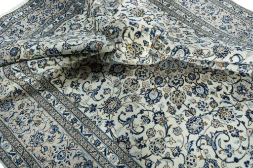 Surface texture of 2000s Kashan rug with natural Wool and intricate pattern