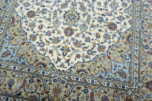 Close-up detail of New Kashan rug from Iran / Persia showing Cork weave