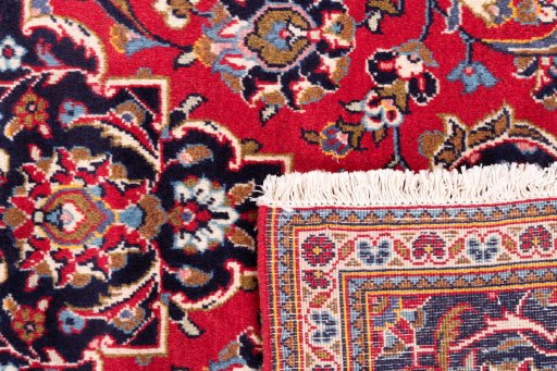 Corner detail of 1975s Kashan rug showing border pattern and Wool pile