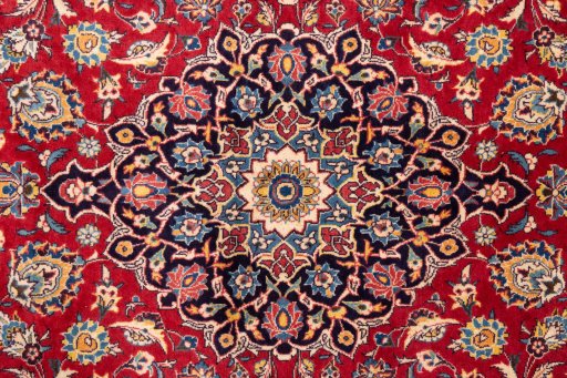 Corner detail of 1974s Kashan rug showing border pattern and Wool pile