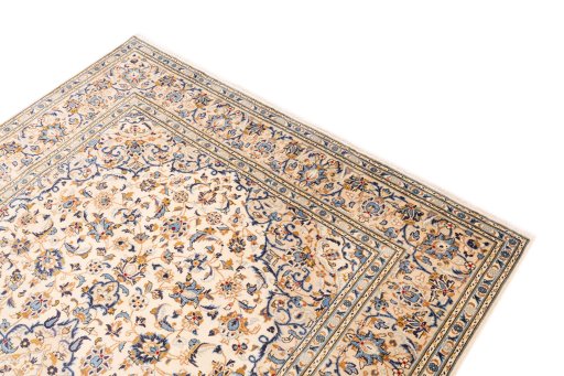 Surface texture of 1984s Kashan rug with natural Wool and intricate pattern