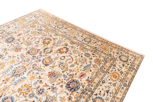 Surface texture of 1973s Kashan rug with natural Wool and intricate pattern