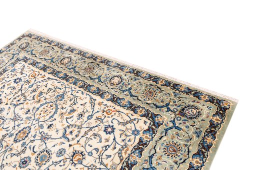 Surface texture of 1975s Kashan rug with natural Wool and intricate pattern