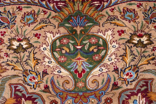 Corner detail of 1975s Kashan rug showing border pattern and Wool pile