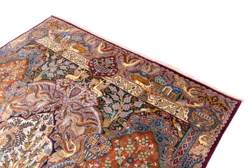 Surface texture of 1975s Kashan rug with natural Wool and intricate pattern