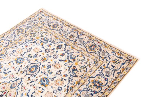 Surface texture of 1983s Kashan rug with natural Wool and intricate pattern
