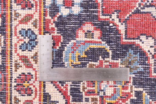 Corner detail of 1998s Kashan rug showing border pattern and Wool pile