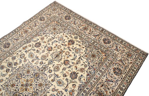 Surface texture of 1990s Kashan rug with natural Wool and intricate pattern