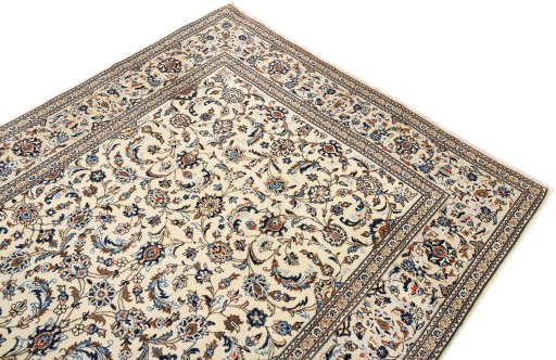 Surface texture of 2000s Kashan rug with natural Wool and intricate pattern