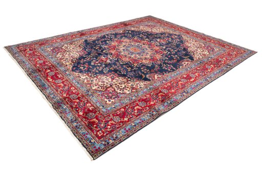 Corner detail of 1990s Kashan rug showing border pattern and Wool pile