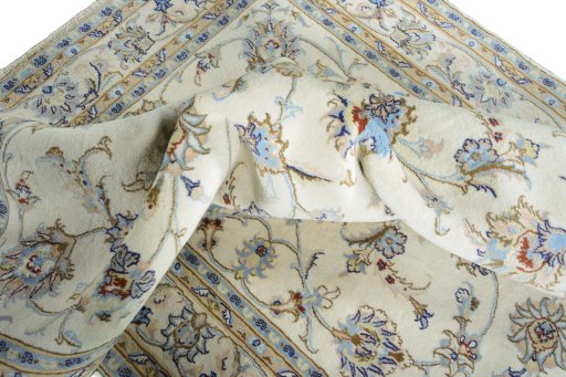 Surface texture of New Mashad rug with natural Wool and intricate pattern