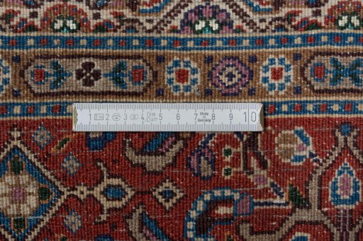 Central medallion detail of New Moud rug from Iran / Persia