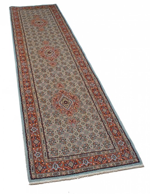Corner detail of New Moud rug showing border pattern and Wool pile